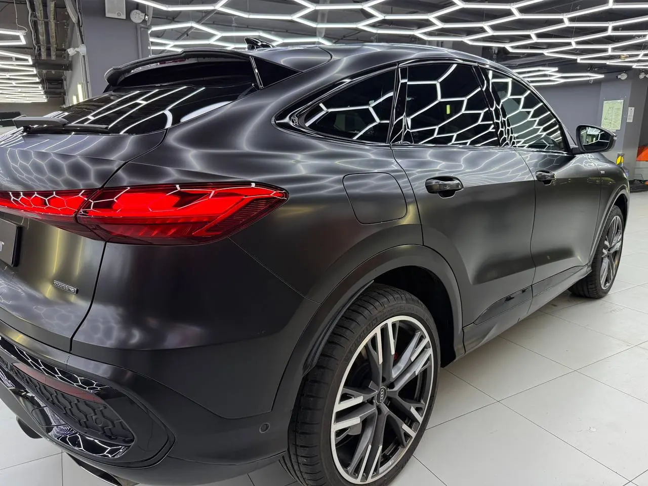 Оклейка Audi Q5 в сатиновую полиуретановую пленку 200 мкм: шелковый финиш и надежная защита